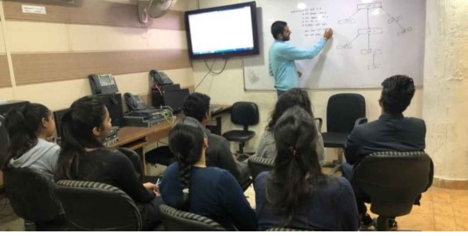 colleagues-discussion-Seminar-Java-Training